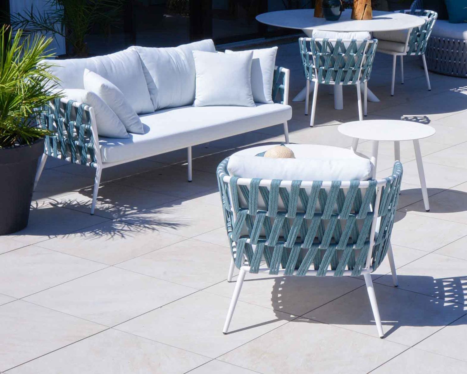 Set di 1 divano "Saumur" bianco e blu e 2 poltrone da giardino