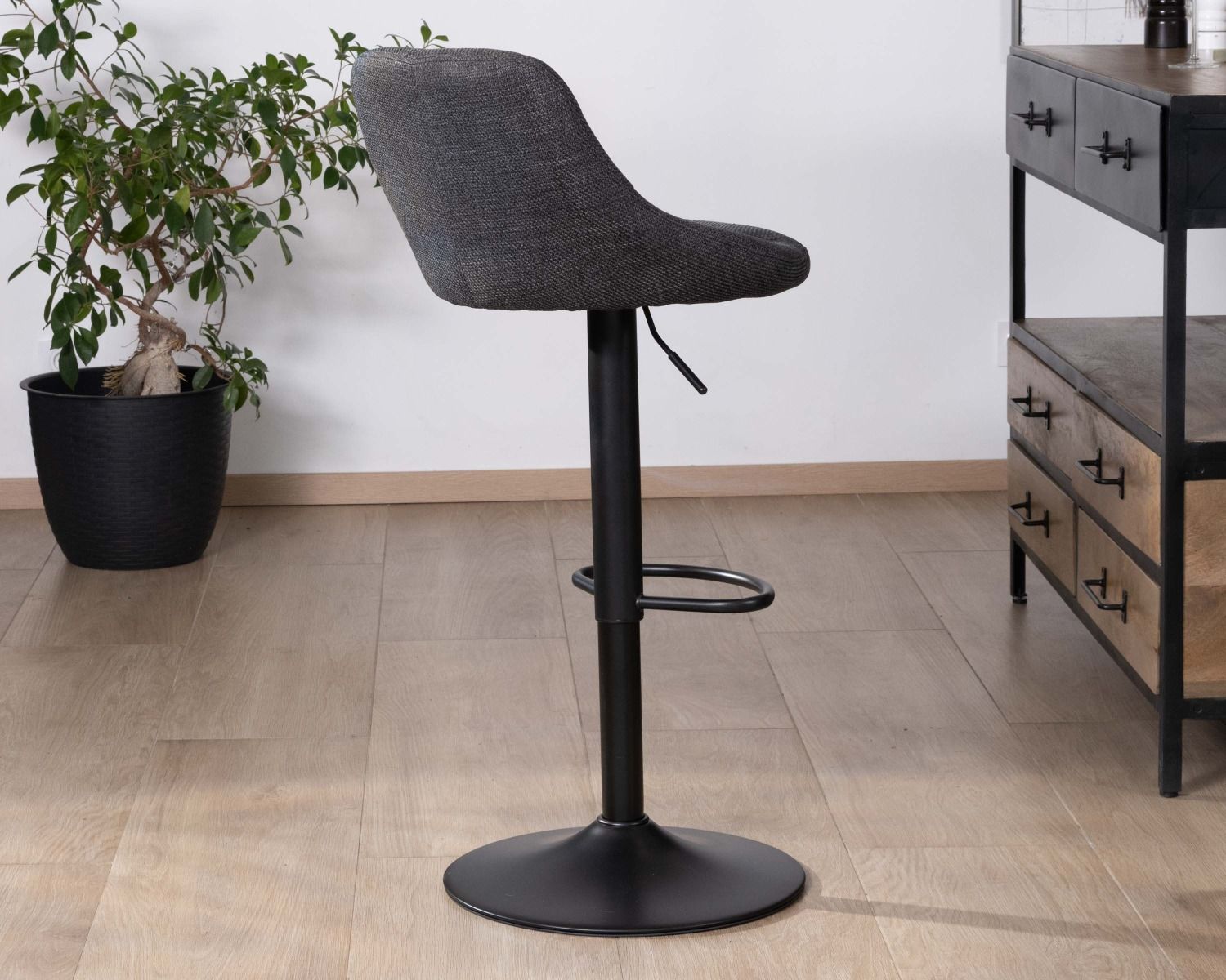 Set di 2 sedie da bar regolabili in altezza in tessuto nero "O'Neal" con gambe in metallo nero