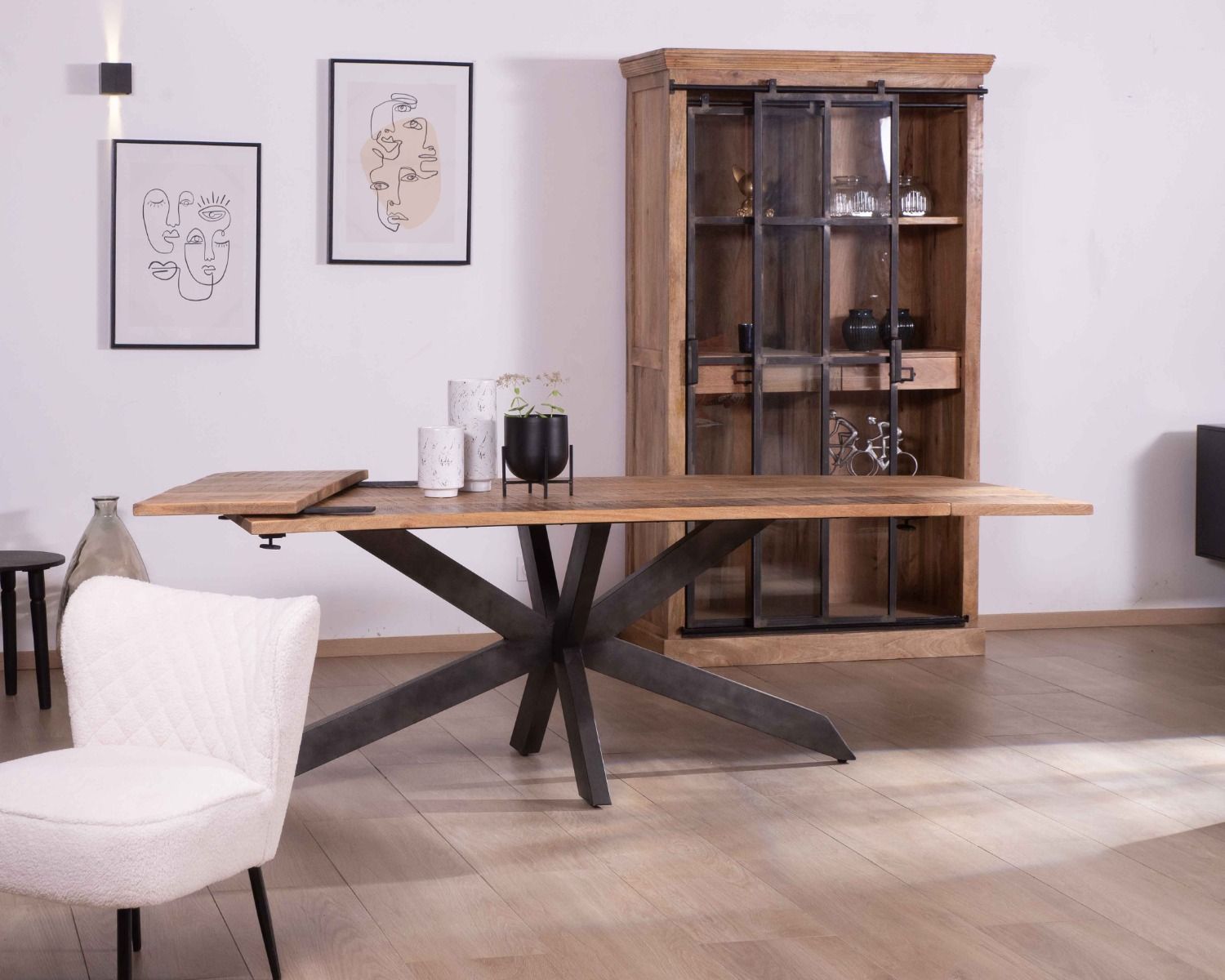 Tavolo da pranzo allungabile "Caractère" 180-260 cm con base a stella in legno e metallo