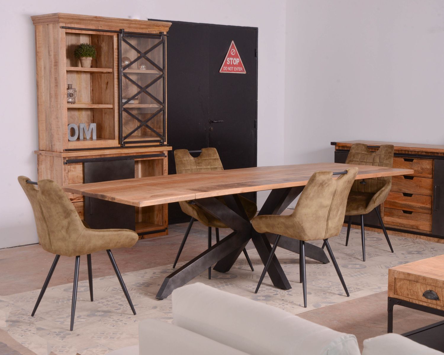 Piccolo mobile per porcellane "Caractère" in metallo e legno massiccio di mango