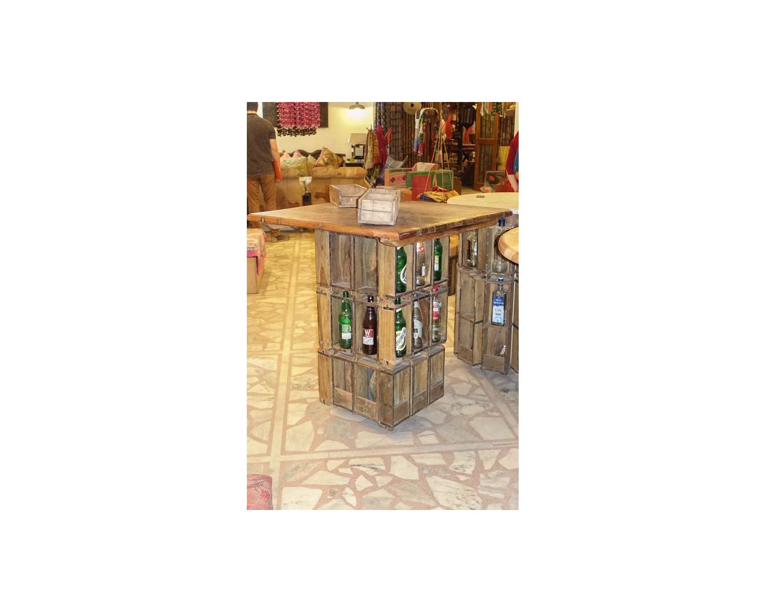 Snack bar in legno esotico riciclato su ruote nepalesi