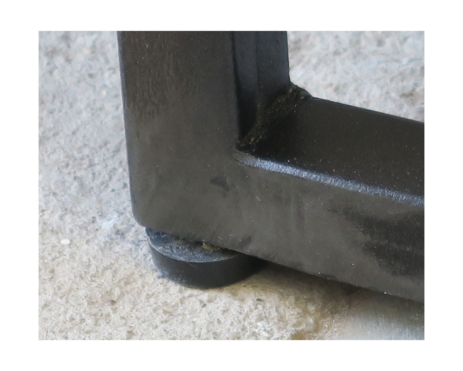 Tavolino di design industriale "Caractère" in metallo e legno massiccio