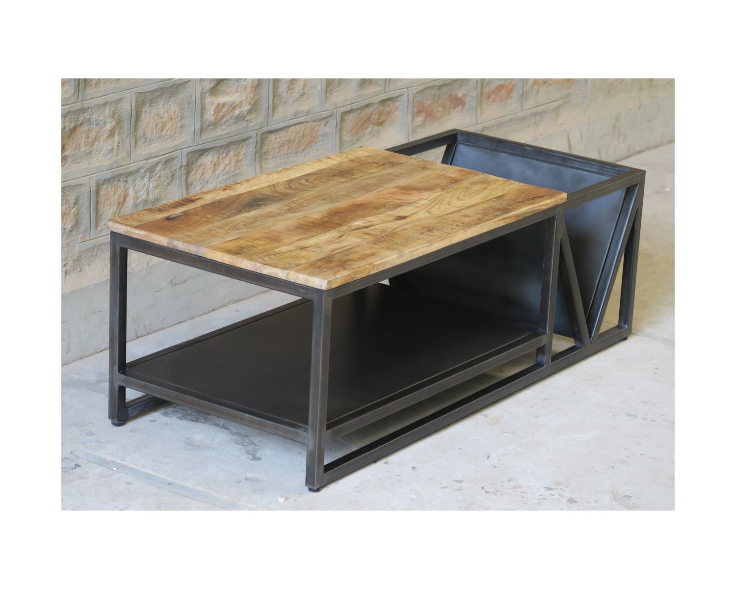 Tavolino di design industriale "Caractère" in metallo e legno massiccio