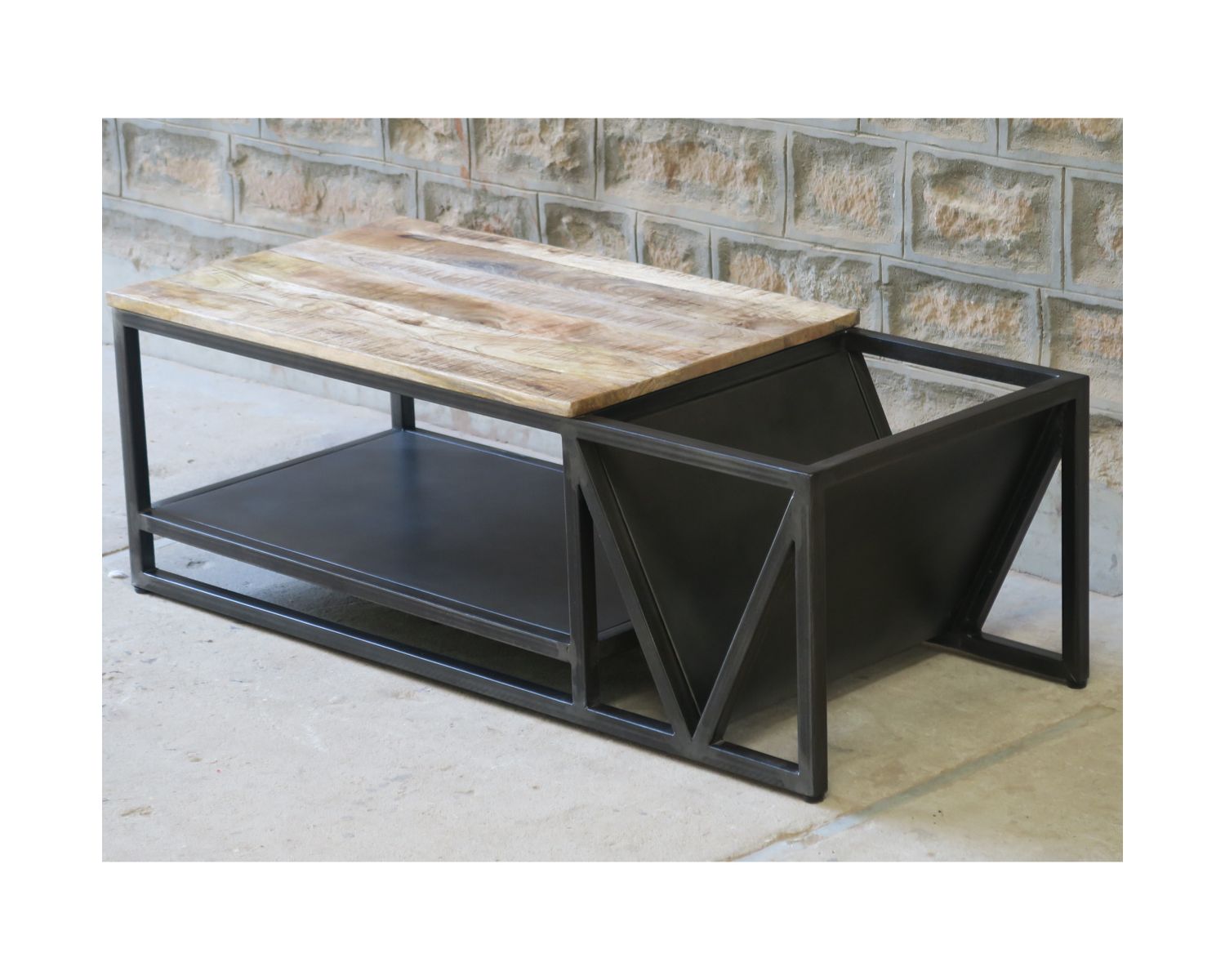 Tavolino di design industriale "Caractère" in metallo e legno massiccio