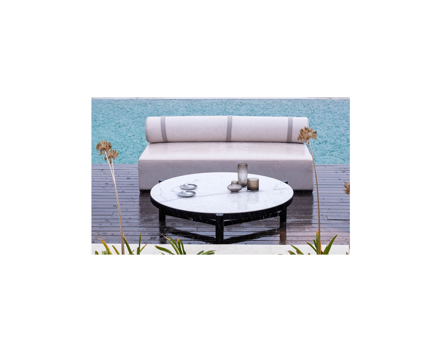 Tavolino rotondo in ceramica e alluminio, diam. 126 "Sokha Beach