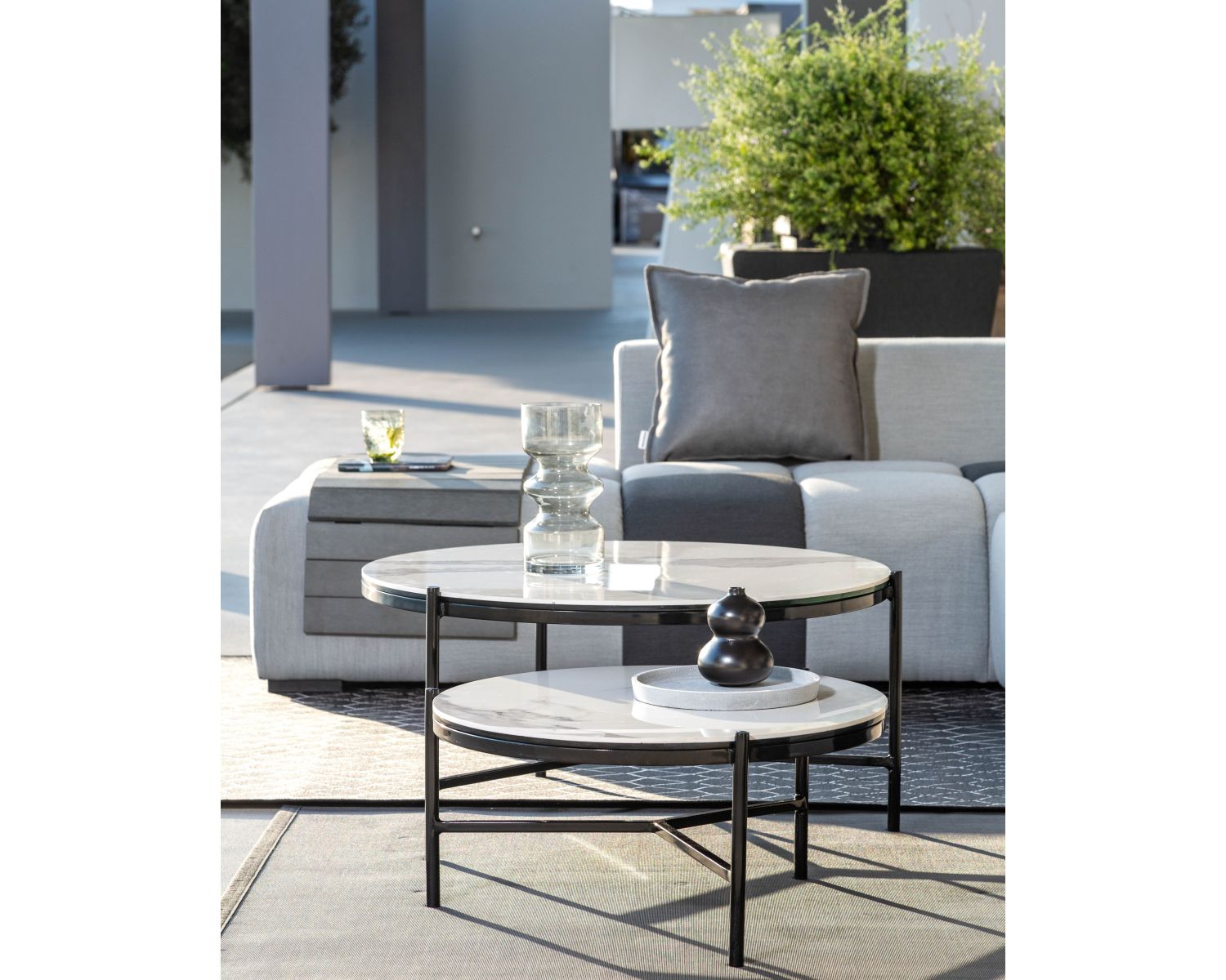 Tavolino bianco e nero, ceramica e alluminio, diam. 80 "Lazy Beach"