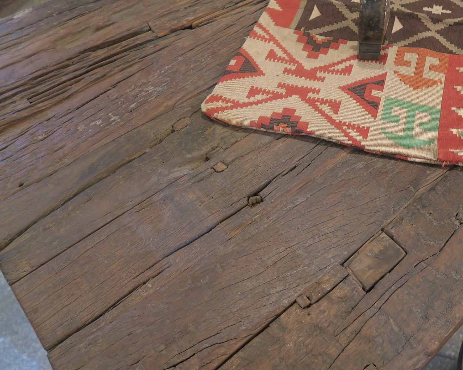 Tavolo da pranzo "Nepalese" da 180 cm in legno di recupero con gambe in metallo