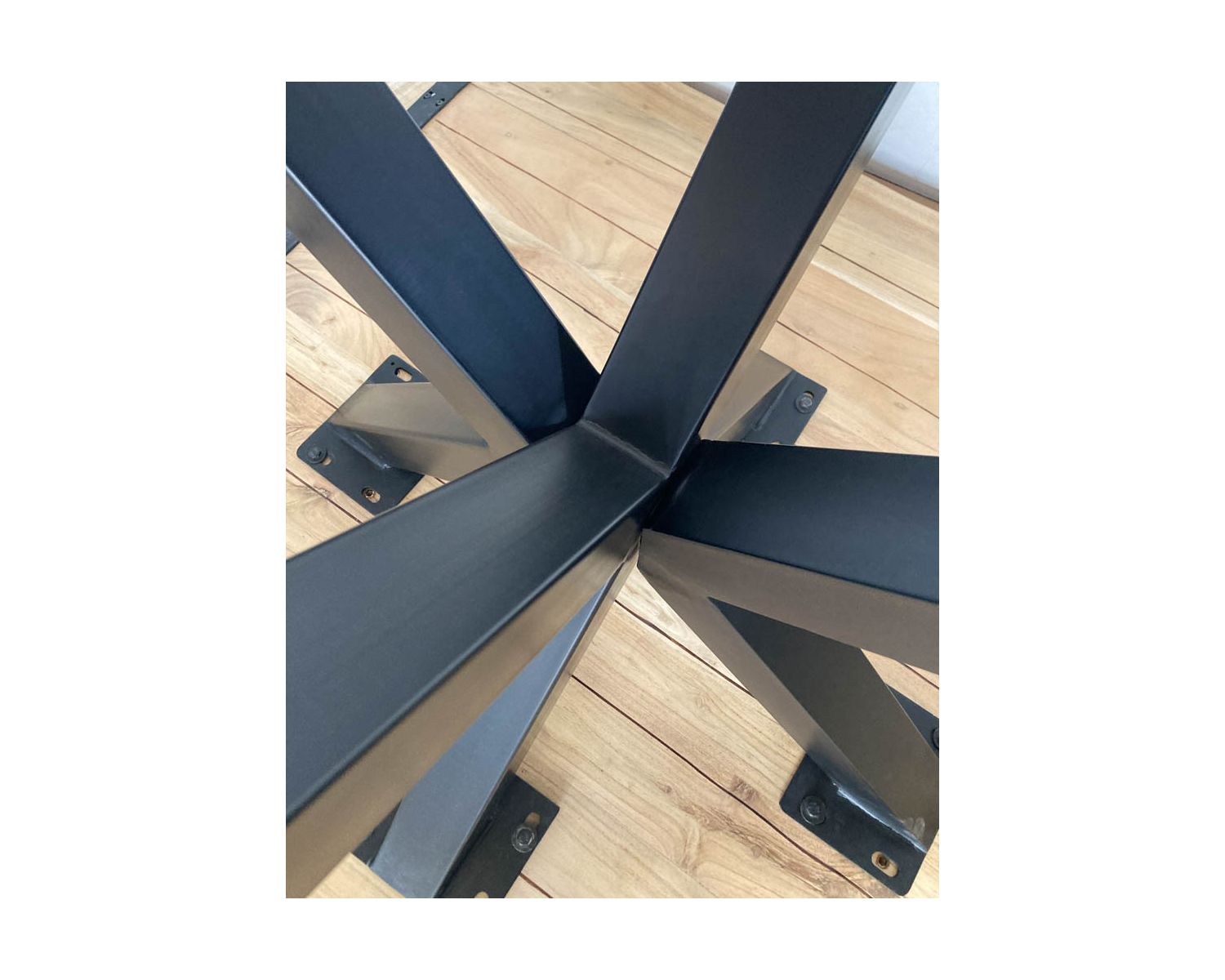 Tavolo da pranzo in acacia con gambe Mikado "3D" e piano quadrato da 150 cm