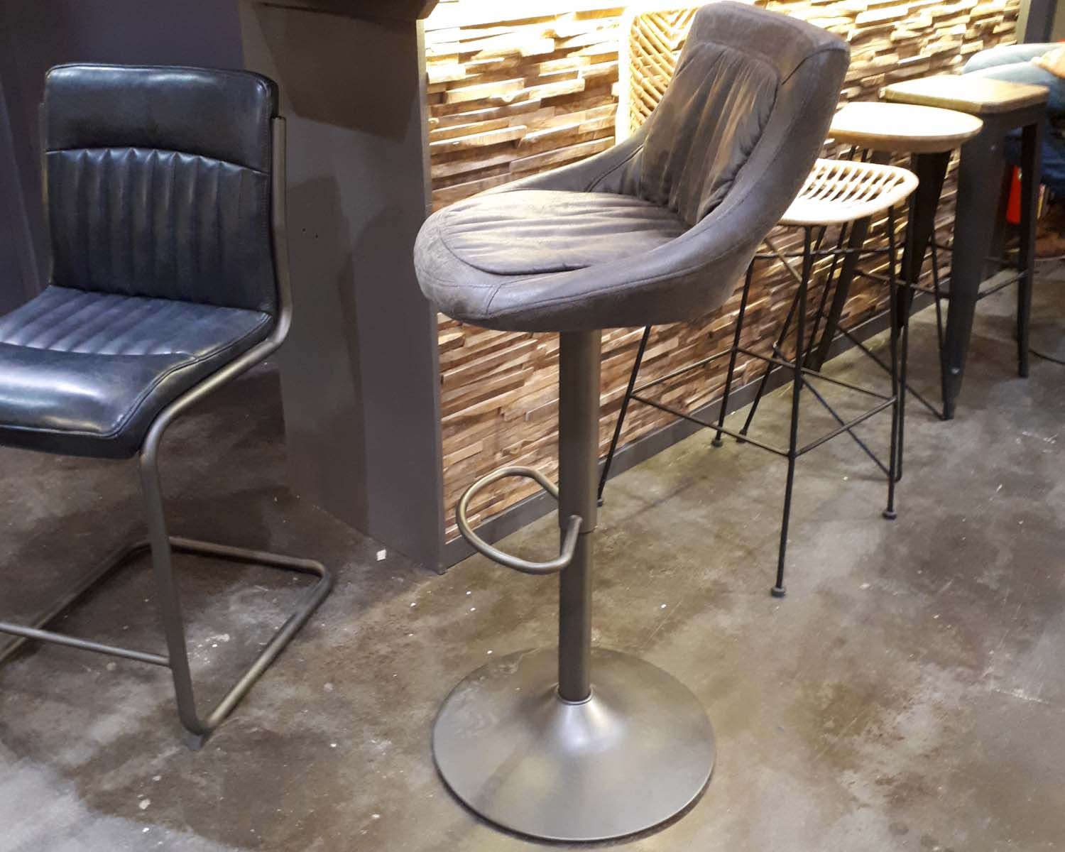 Set di 2 sgabelli industriali regolabili in altezza in tessuto grigio Casita