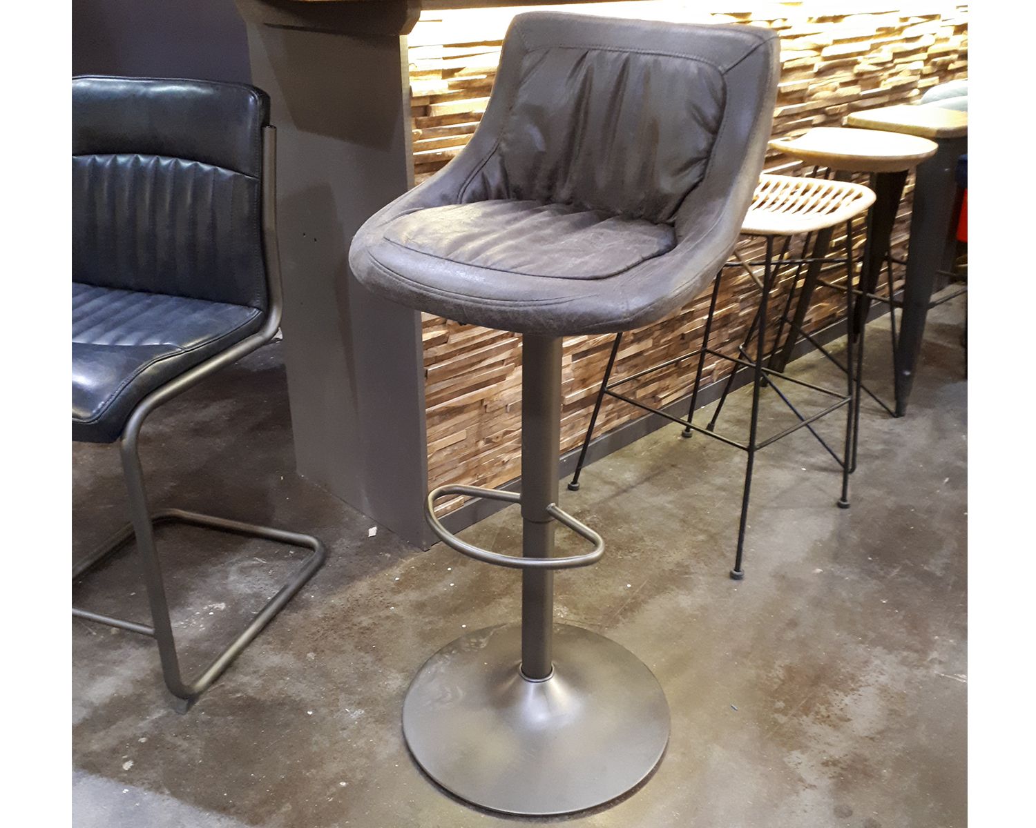 Set di 2 sgabelli industriali regolabili in altezza in tessuto grigio Casita