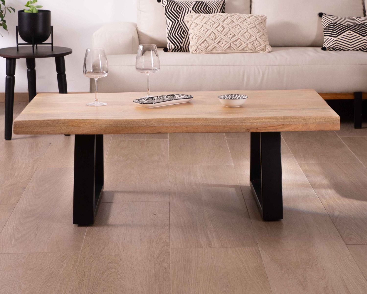 Tavolino di design "Caractère" con piano naturale e gambe in metallo a forma di trapezio