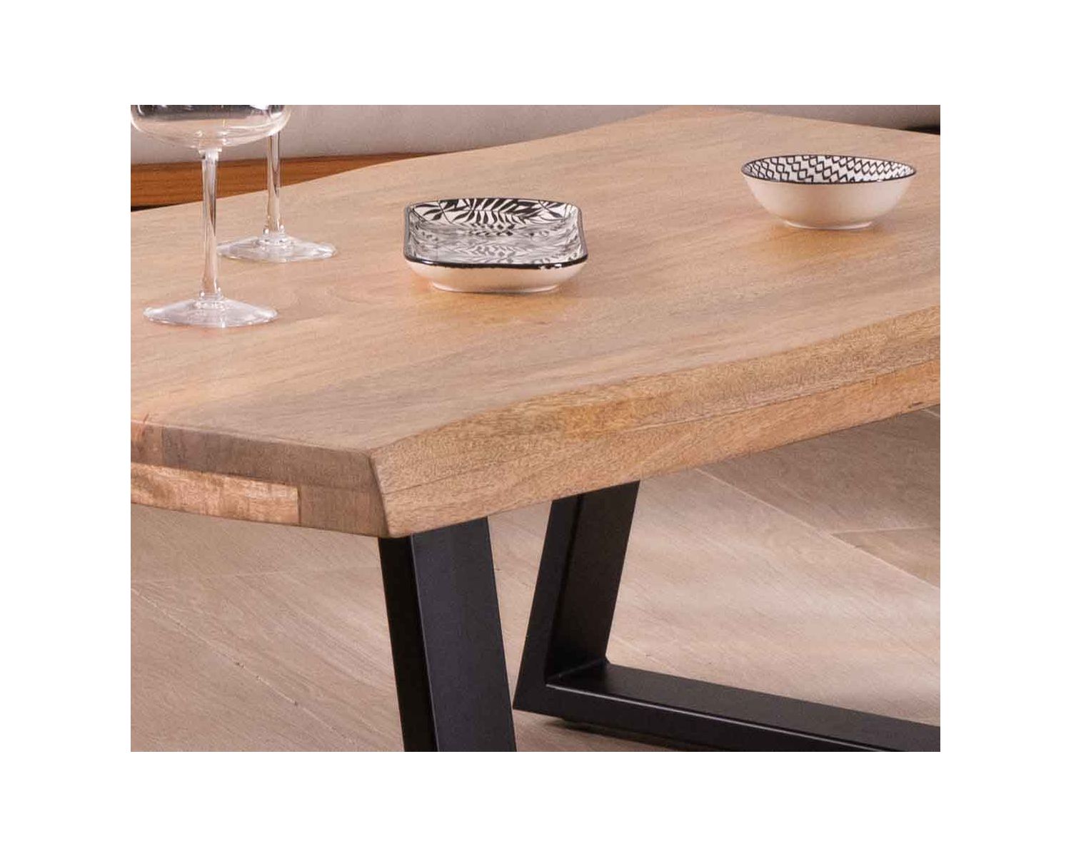 Tavolino di design "Caractère" con piano naturale e gambe in metallo a forma di trapezio