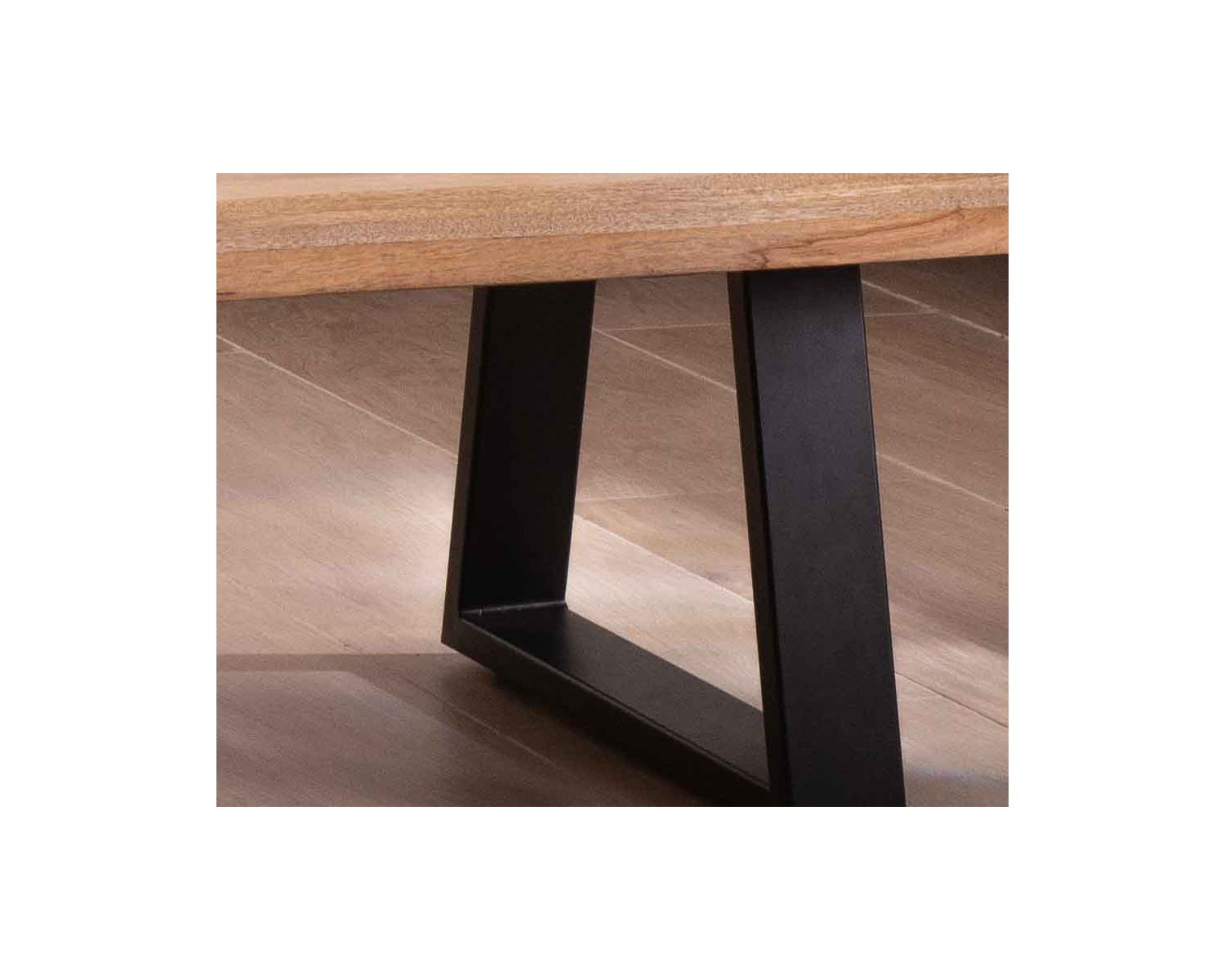 Tavolino di design "Caractère" con piano naturale e gambe in metallo a forma di trapezio