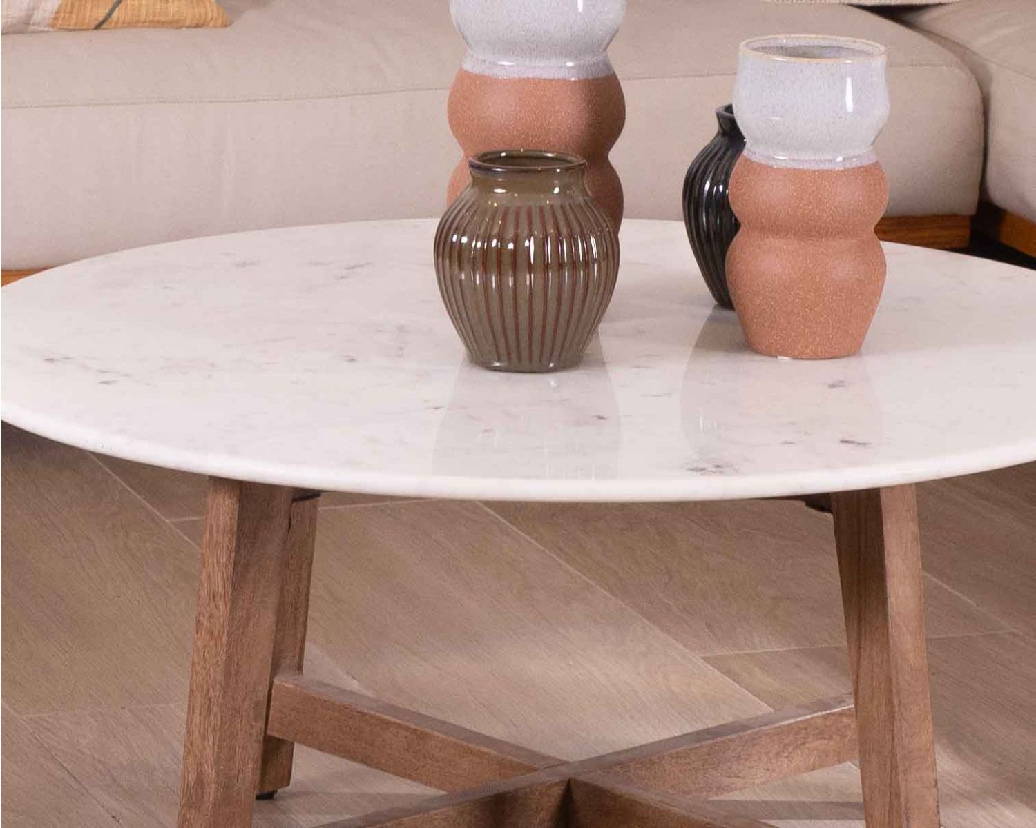 Tavolo rotondo in marmo Lor" 90 cm con gambe inclinate in mango massiccio