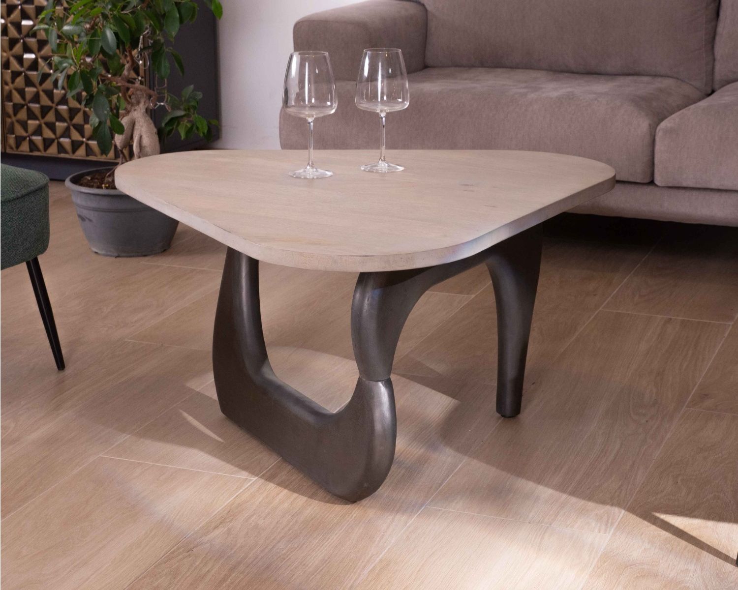 Tavolino in mango massiccio "Pop Vintage" con piano triangolare