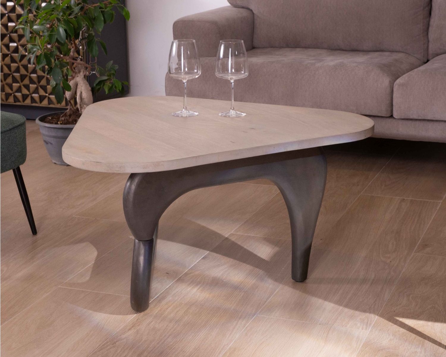 Tavolino in mango massiccio "Pop Vintage" con piano triangolare