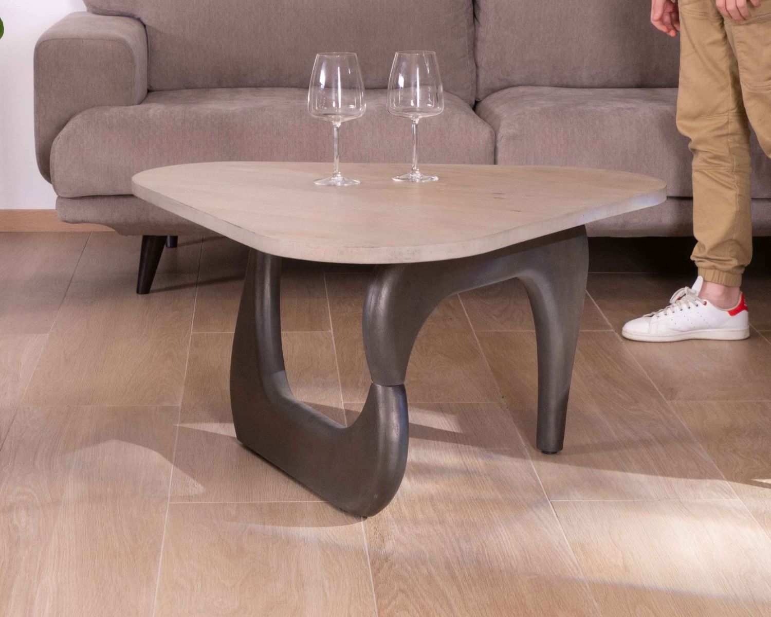 Tavolino in mango massiccio "Pop Vintage" con piano triangolare