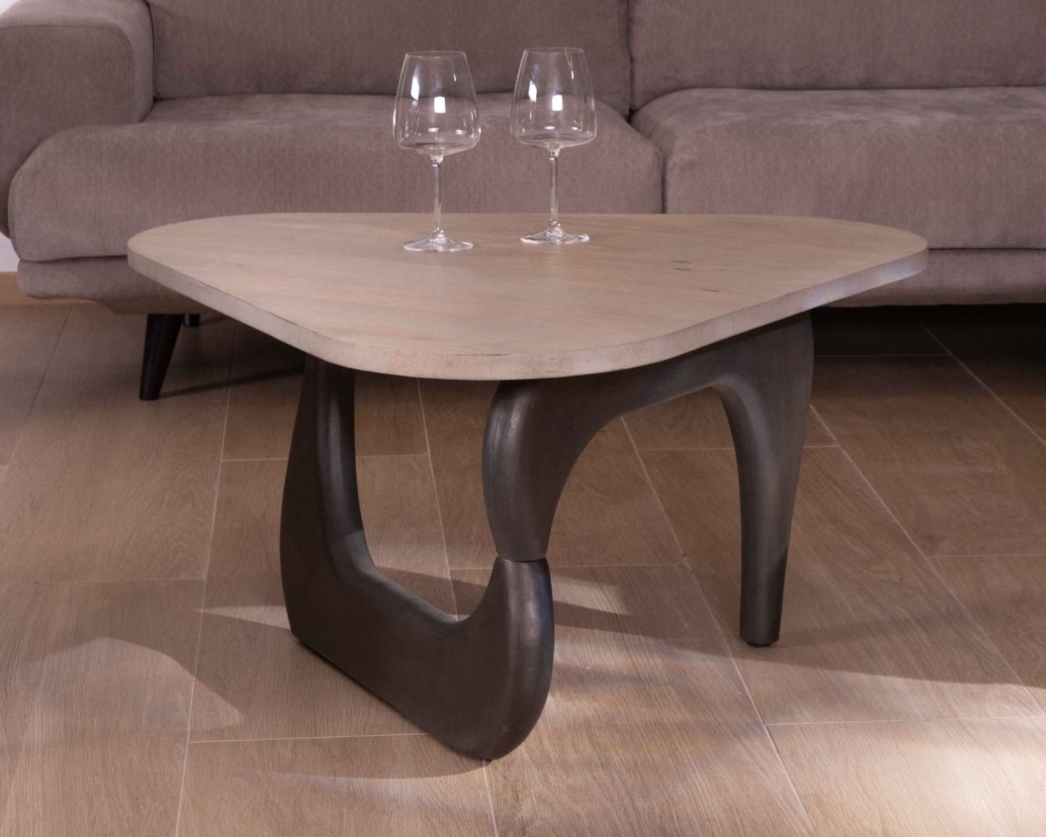 Tavolino in mango massiccio "Pop Vintage" con piano triangolare