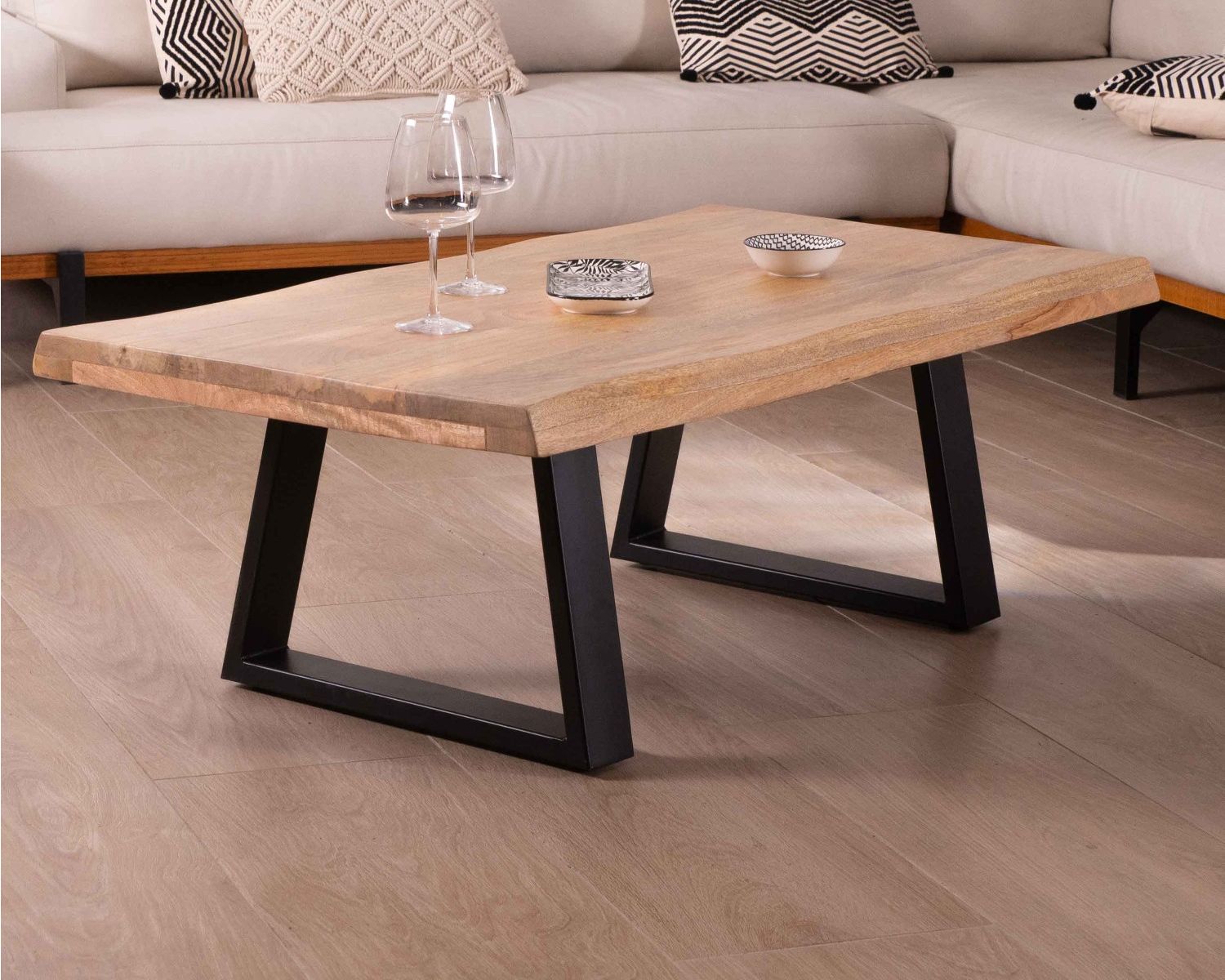 Tavolino di design "Caractère" con piano naturale e gambe in metallo a forma di trapezio