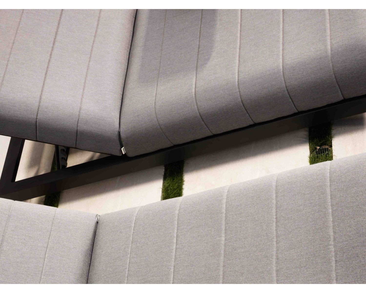 Moderno e confortevole lettino matrimoniale grigio chiaro "Terrasse" struttura antracite