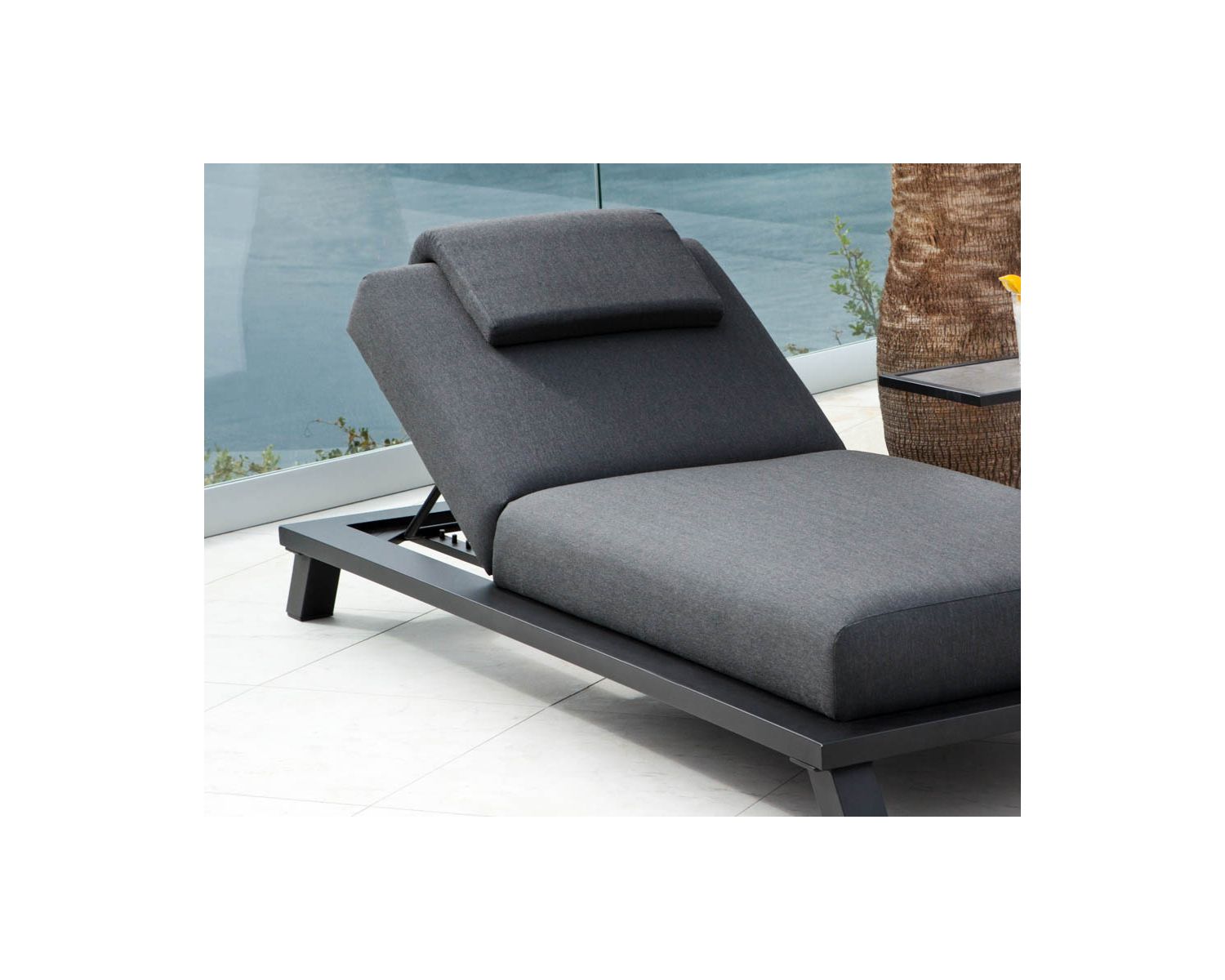 Lettino Sunbrella "Nusa Pedina" in tessuto antracite top di gamma