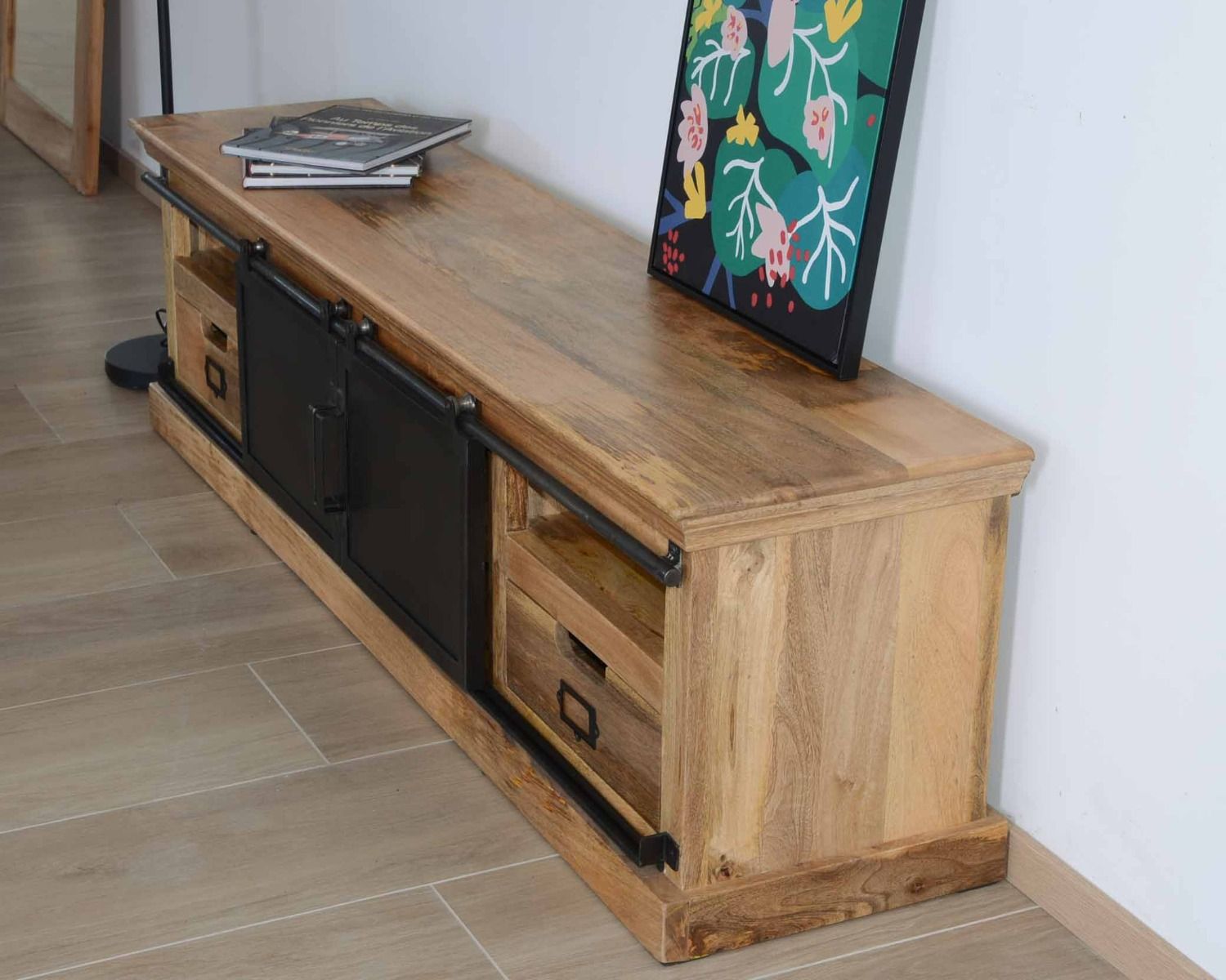 Grande porta TV basso 180 cm in legno massiccio naturale e metallo grigio "Haden