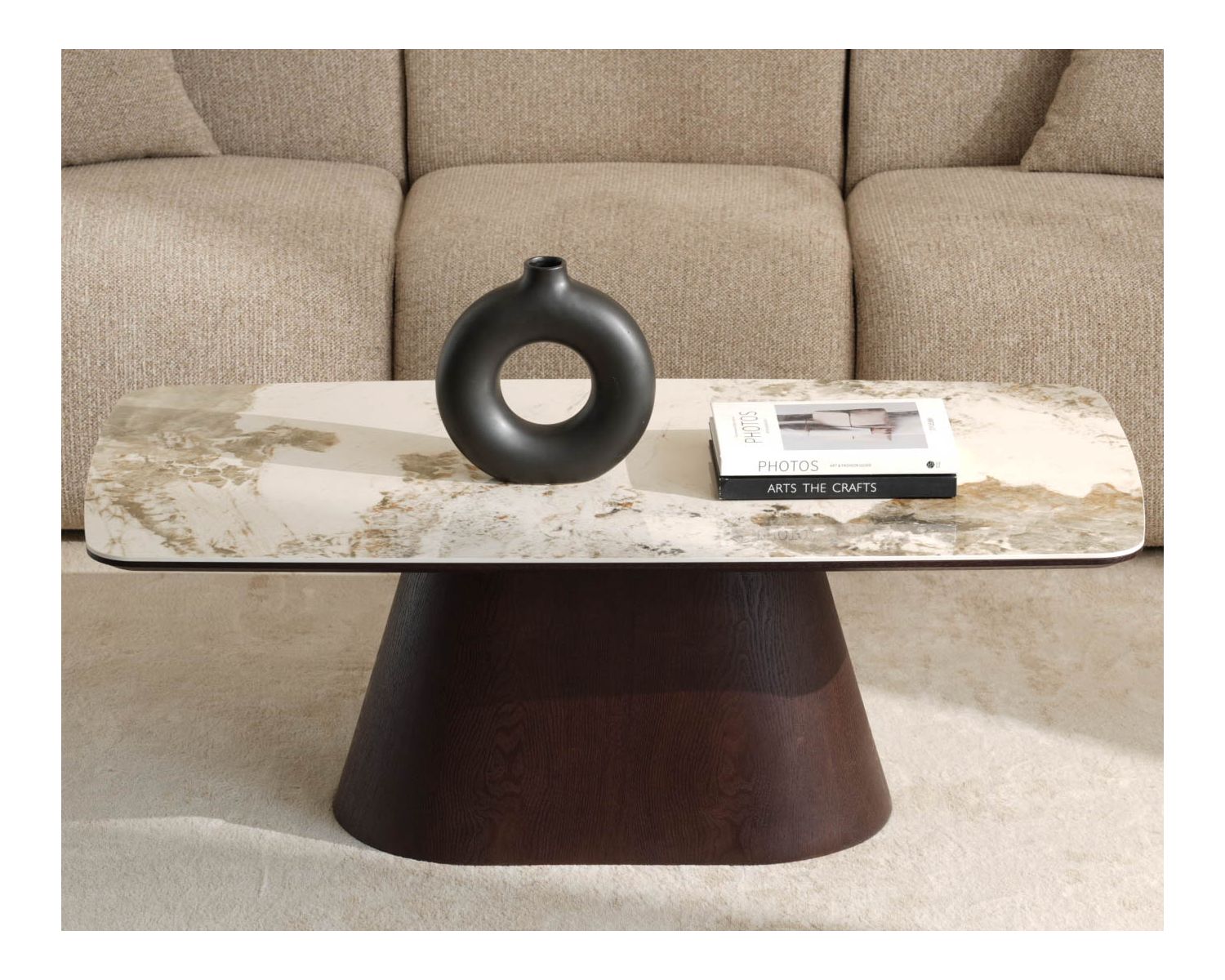 Tavolino con piano in ceramica effetto pietra naturale “Oria” e base centrale effetto wengé