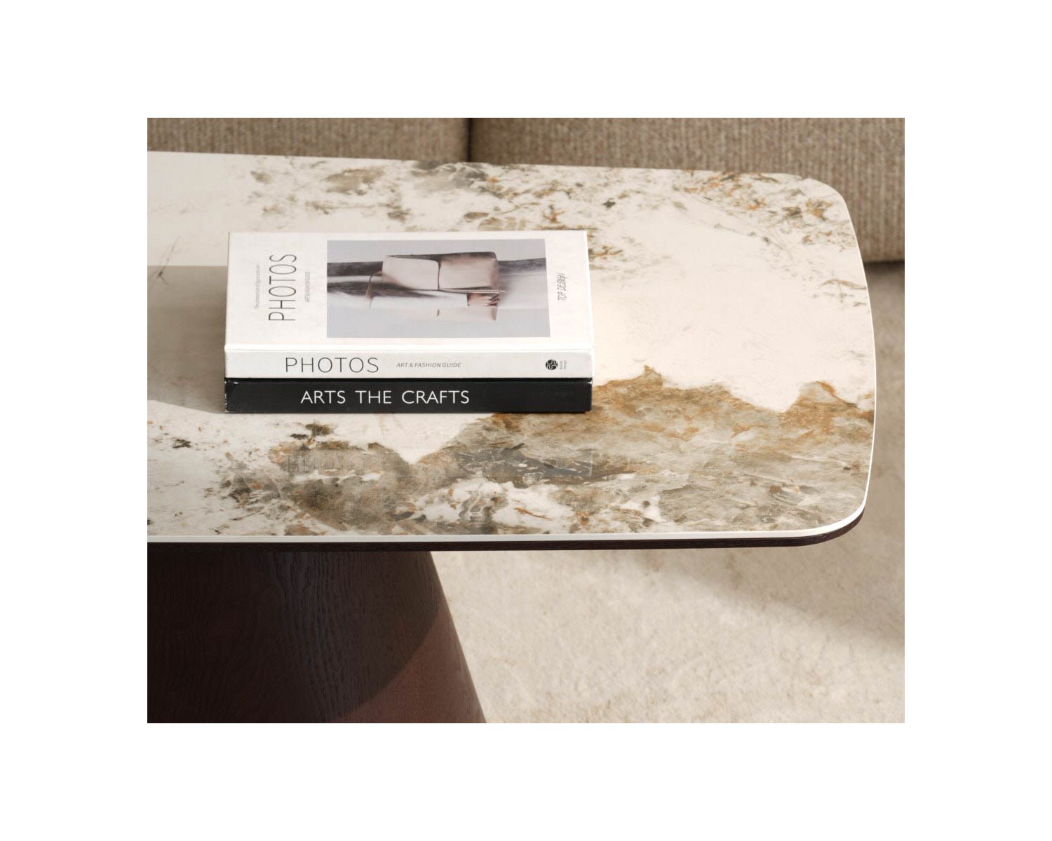 Tavolino con piano in ceramica effetto pietra naturale “Oria” e base centrale effetto wengé