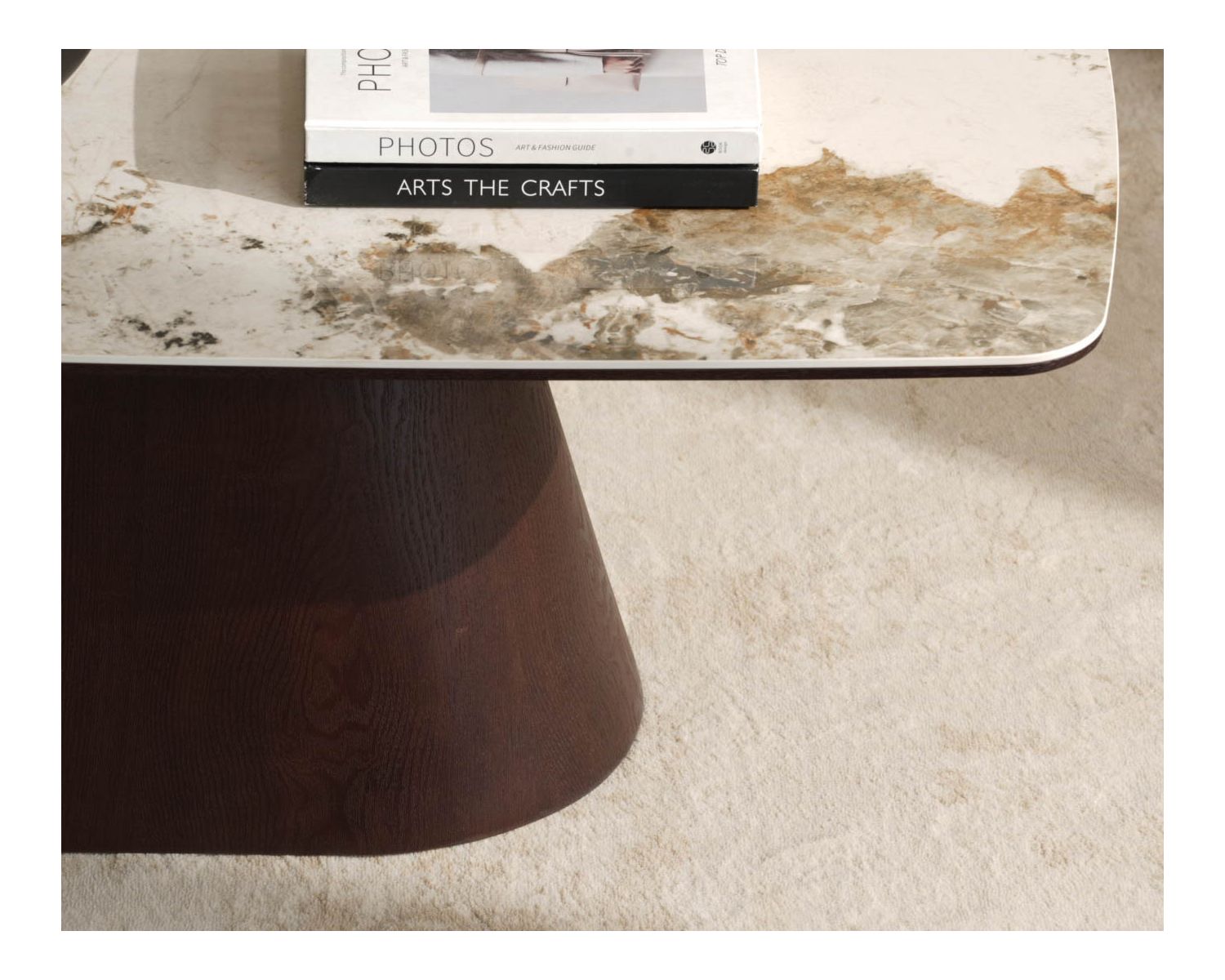 Tavolino con piano in ceramica effetto pietra naturale “Oria” e base centrale effetto wengé