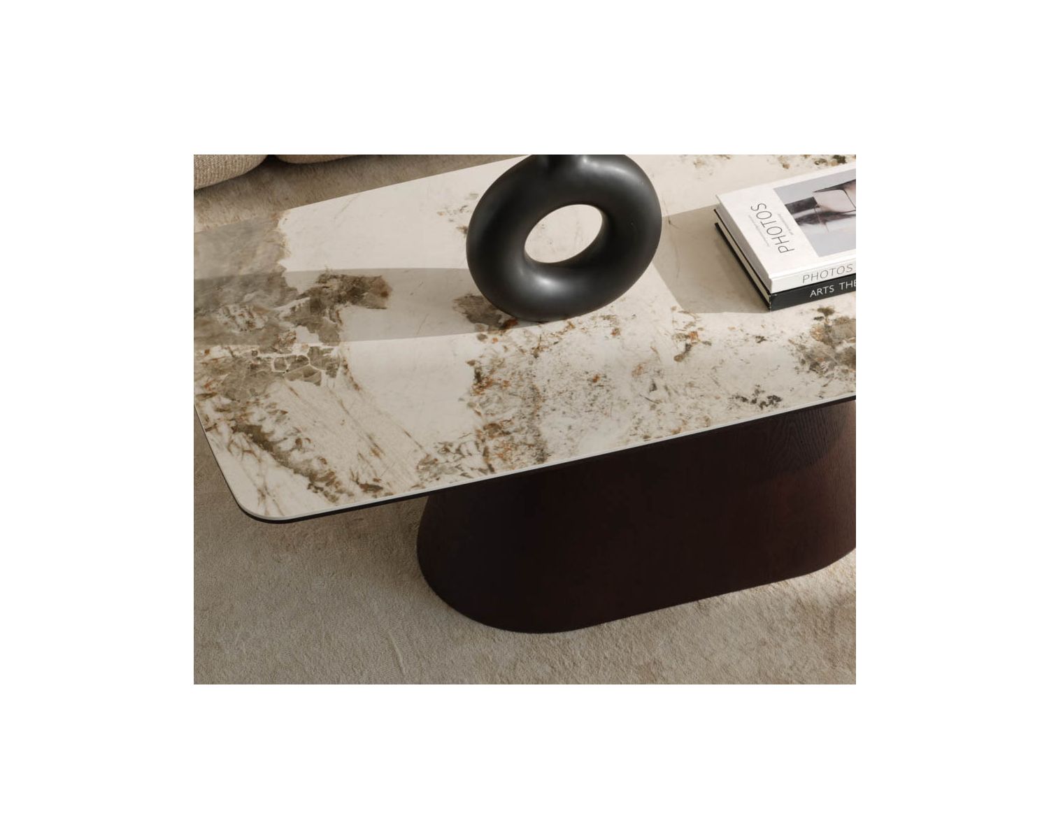 Tavolino con piano in ceramica effetto pietra naturale “Oria” e base centrale effetto wengé