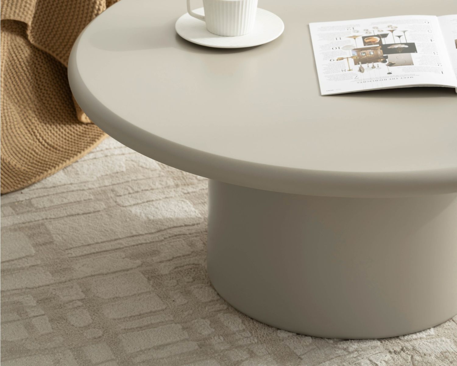 Tavolino rotondo beige "Nalya" con gamba centrale