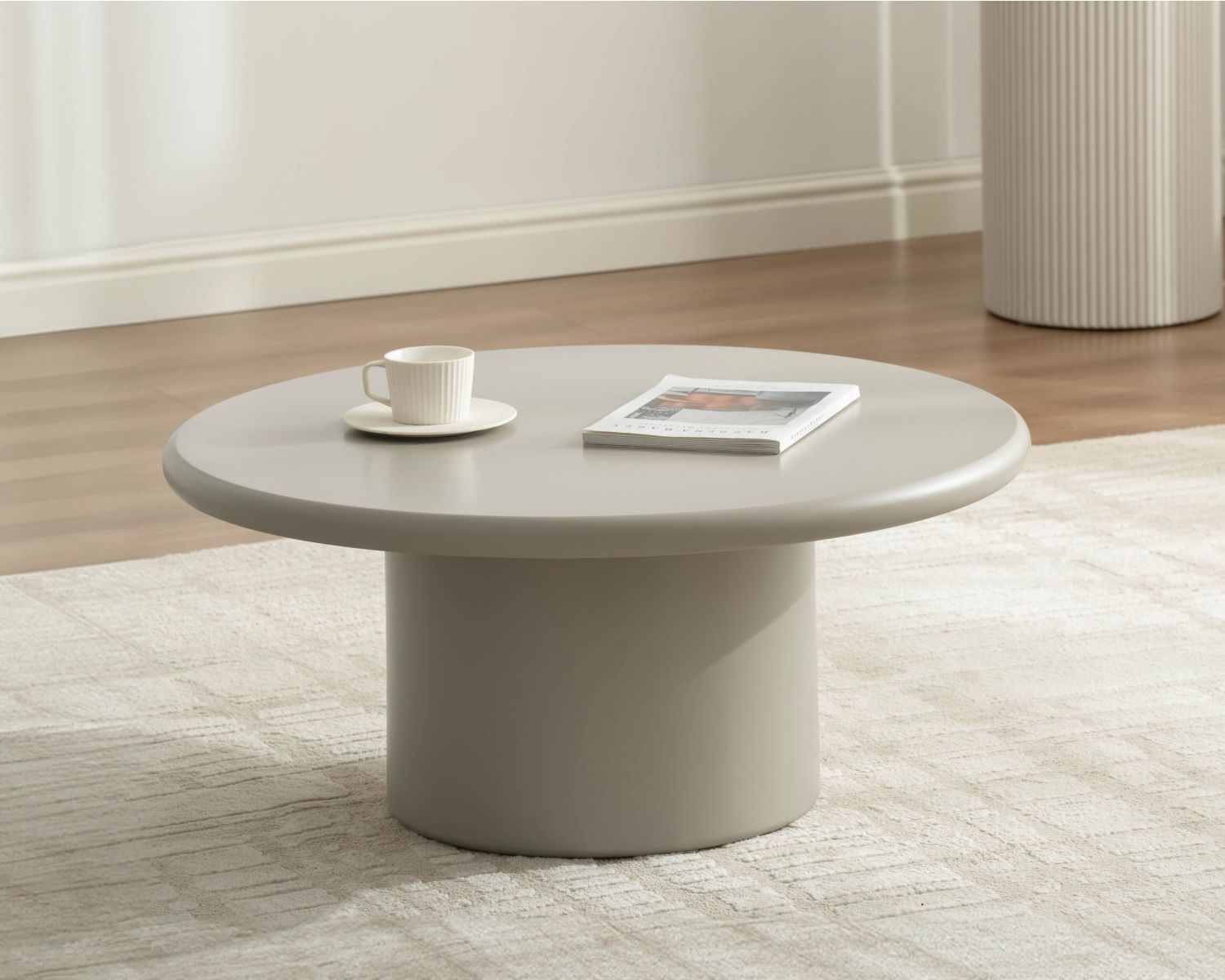 Tavolino rotondo beige "Nalya" con gamba centrale