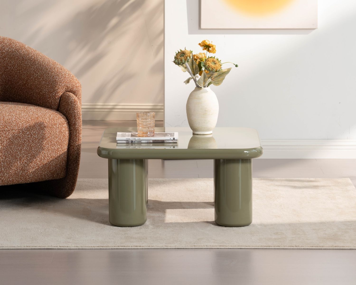 Tavolino quadrato da 70 cm in stile minimalista, color verde salvia, modello "Nalya", con base scultorea