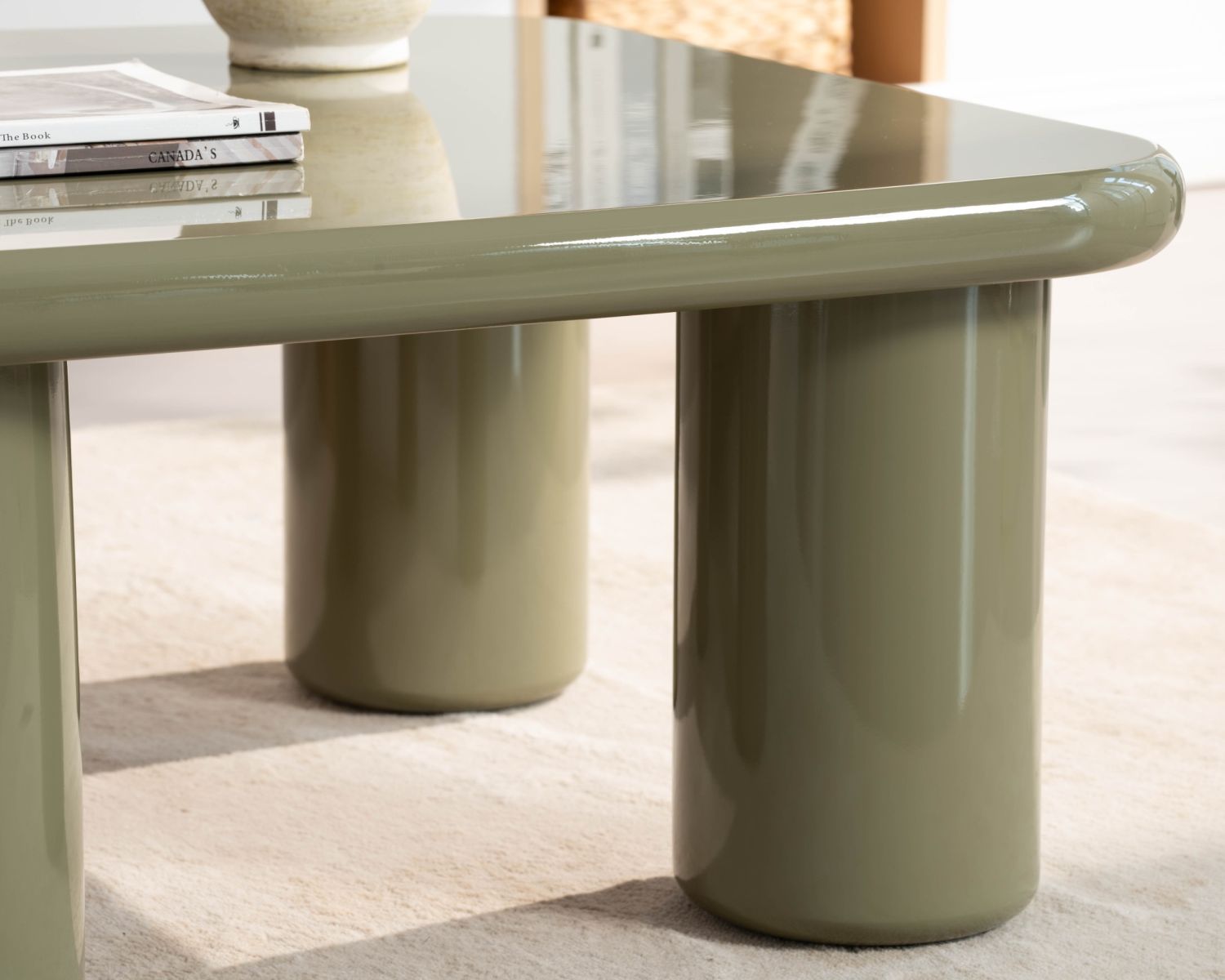 Tavolino quadrato da 70 cm in stile minimalista, color verde salvia, modello "Nalya", con base scultorea