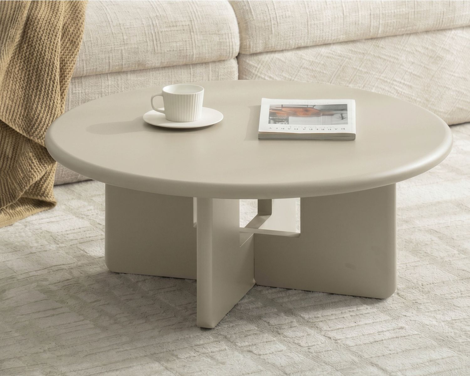 Tavolino rotondo da 80 cm beige "Nalya" con base scultorea