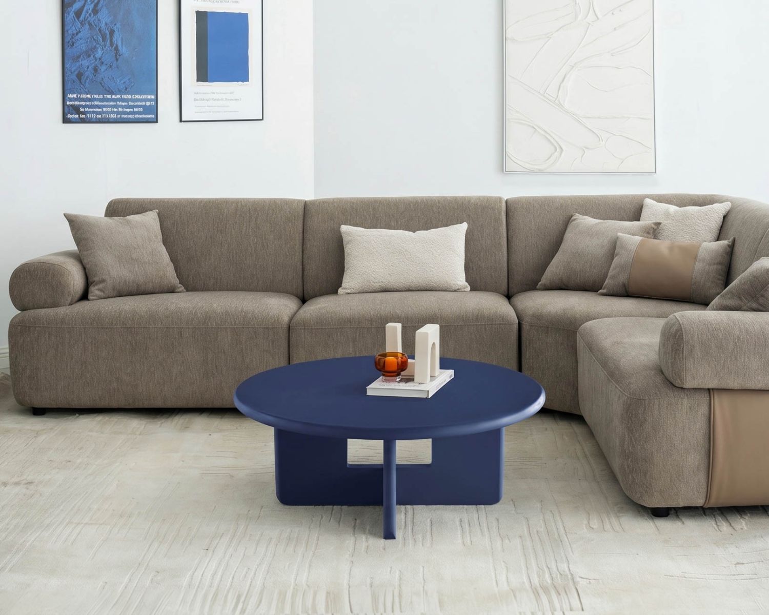 Tavolino rotondo da 80 cm dal design minimalista, blu inchiostro, modello "Nalya", con base scultorea