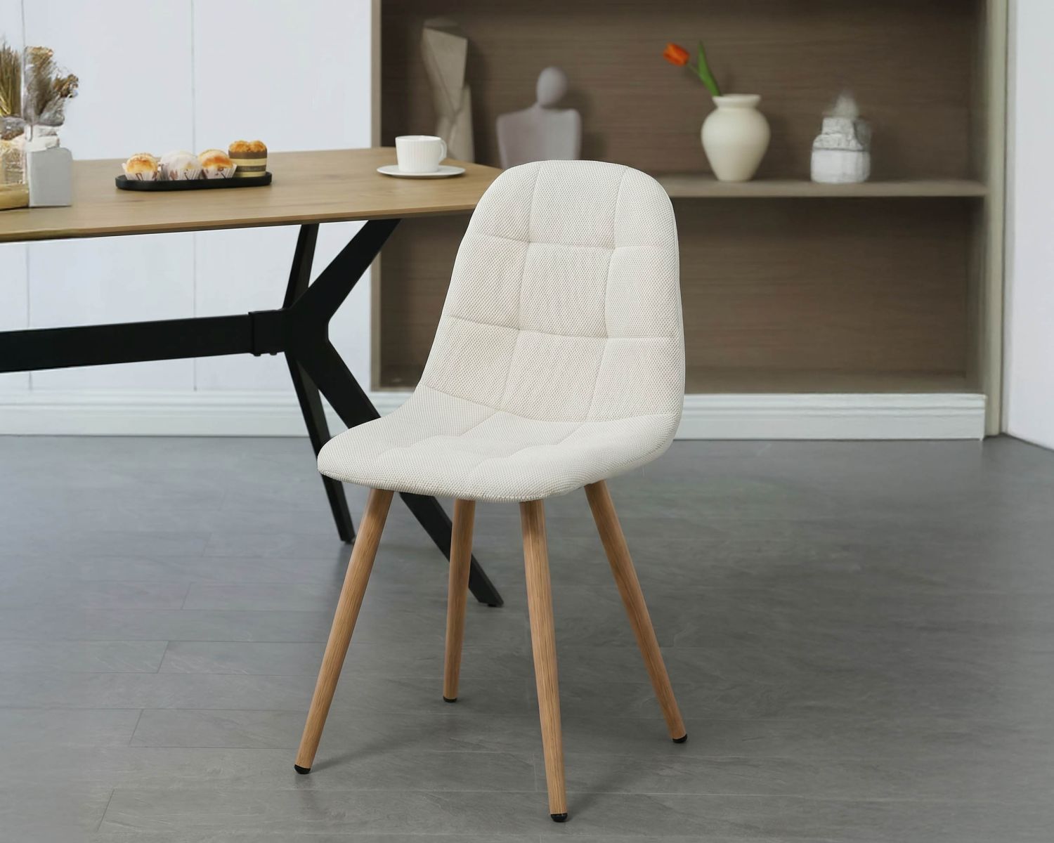 Set di 4 sedie girevoli in stile scandinavo "Noma" in tessuto écru, con gambe in finitura rovere