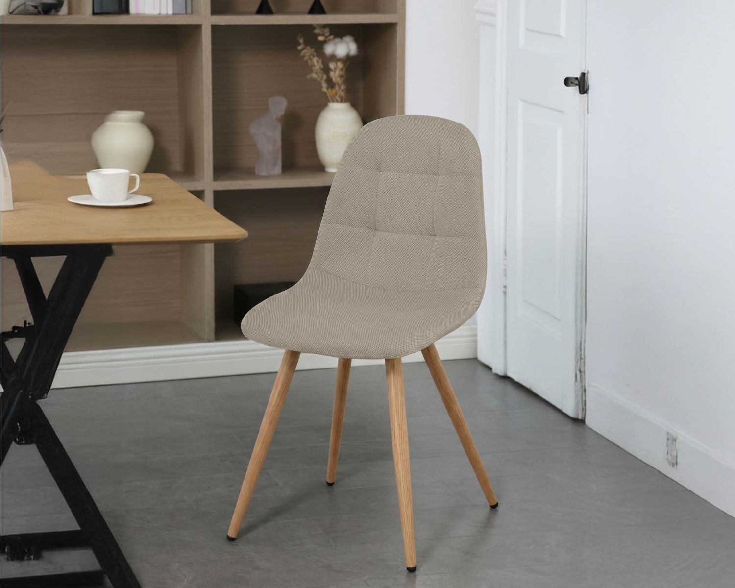 Set di 4 sedie girevoli in stile "soft seating" "Noma" in tessuto grège melange, con gambe con finitura rovere