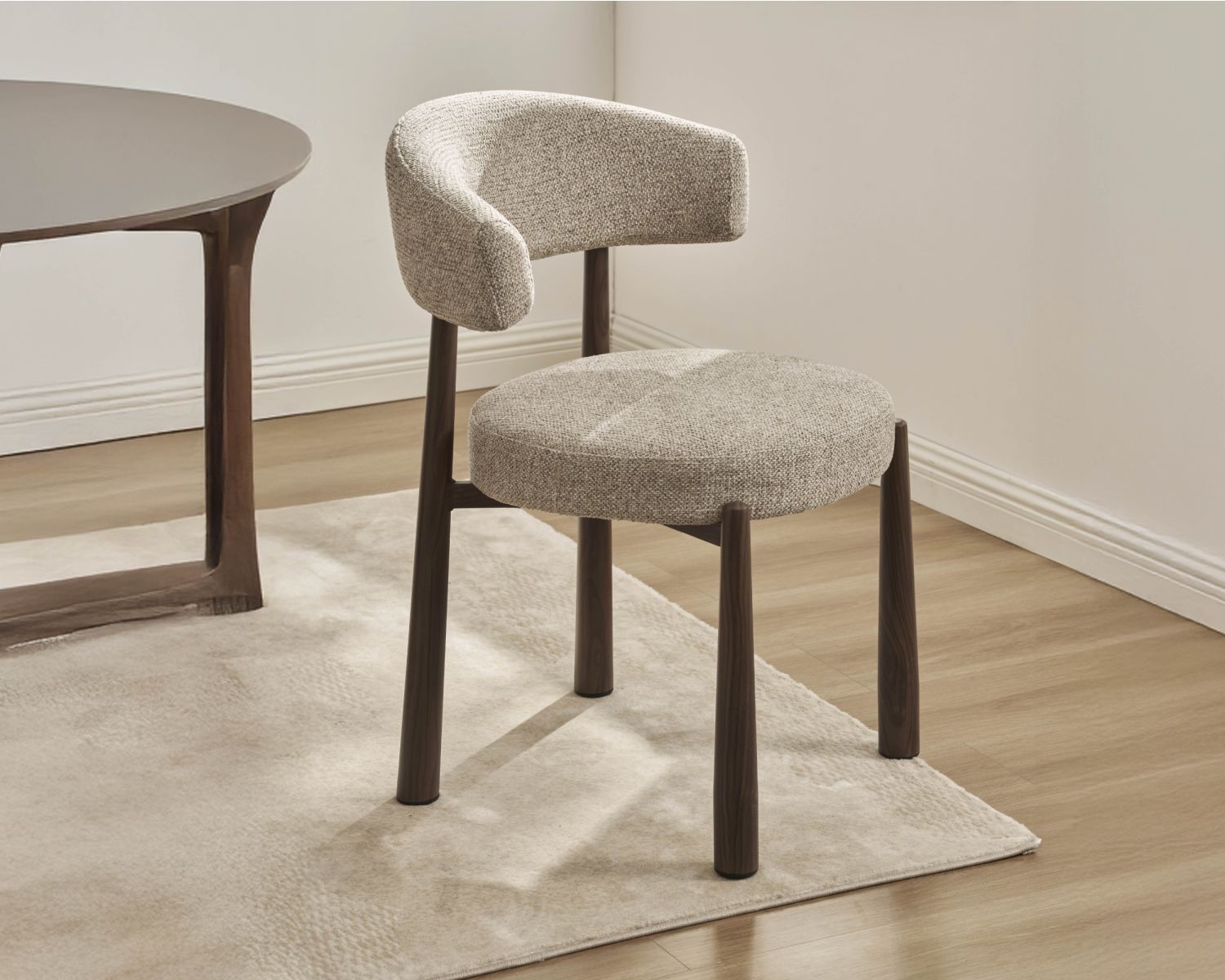 Set di 2 sedie avvolgenti in stile retrò-contemporaneo “Arlo” in tessuto a trama beige e marrone, con gambe effetto noce