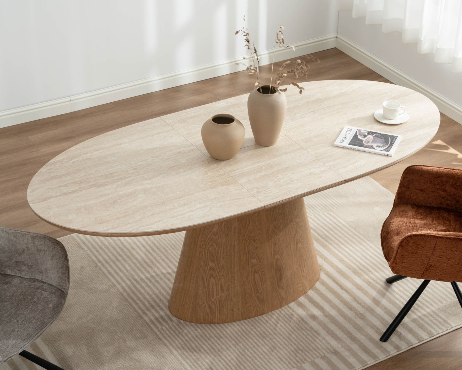 Tavolo da pranzo allungabile 160-200 cm, piano in ceramica effetto travertino “Oria”, base effetto rovere chiaro
