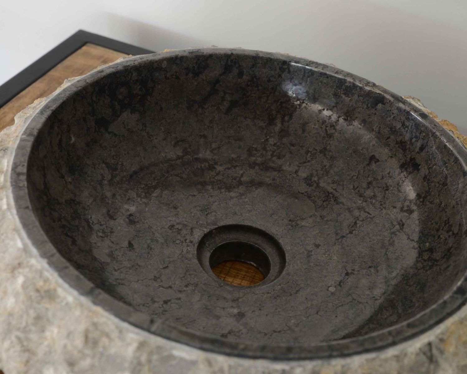 Lavabo freestanding "Stone" in marmo grigio scuro lucidato e non lucidato
