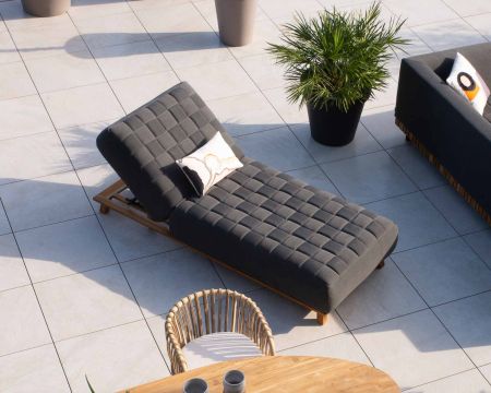 Lettino design in tessuto Sunbrella grigio scuro e teak "Lombok