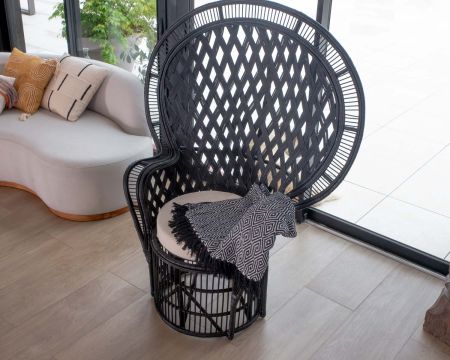 Originale poltrona in rattan intrecciato nero "Taïpa Beach" in stile Pomare