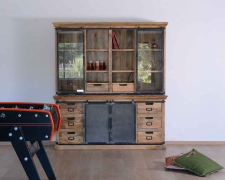 Credenza alta "Haden" in stile laboratorio con ante scorrevoli in metallo in legno massiccio