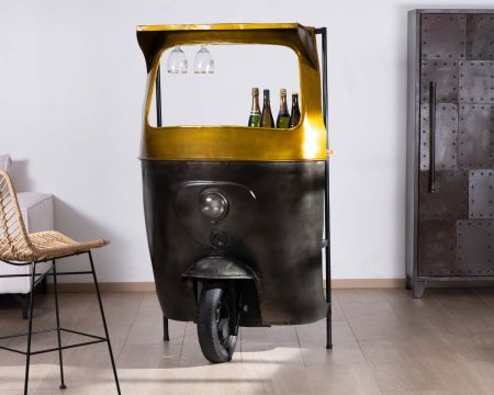 Bancone da bar in stile Tuk-tuk indiano nello spirito del recupero "Crazy