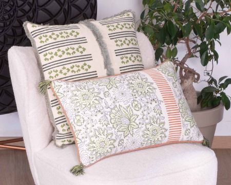 Cuscino in tessuto floreale rosa-verde "estero" con rifiniture in piping