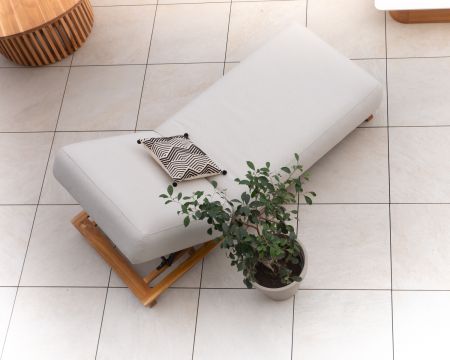 Lussuosa chaise longue in teak e tessuto ecru "Lombok" senza impunture
