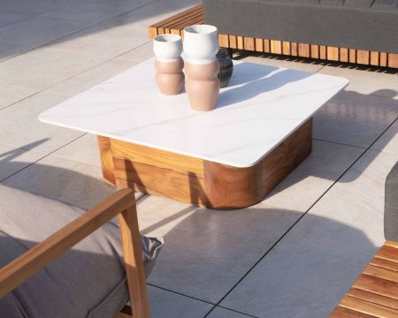 Tavolino in ceramica bianca e teak 90x90 cm "Haruku Island