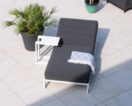 Chaise longue trapuntata di alta gamma "Terrasse" grigio scuro in alluminio bianco