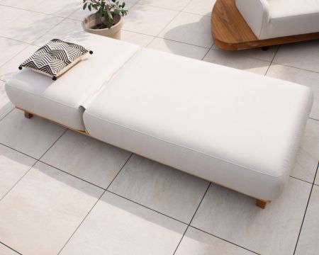 Lussuosa chaise longue in teak e tessuto ecru "Lombok" senza impunture